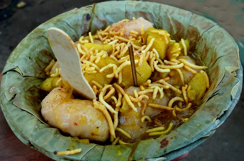 Dahibara and aloodum served together in a leaf bowl in Cuttack.