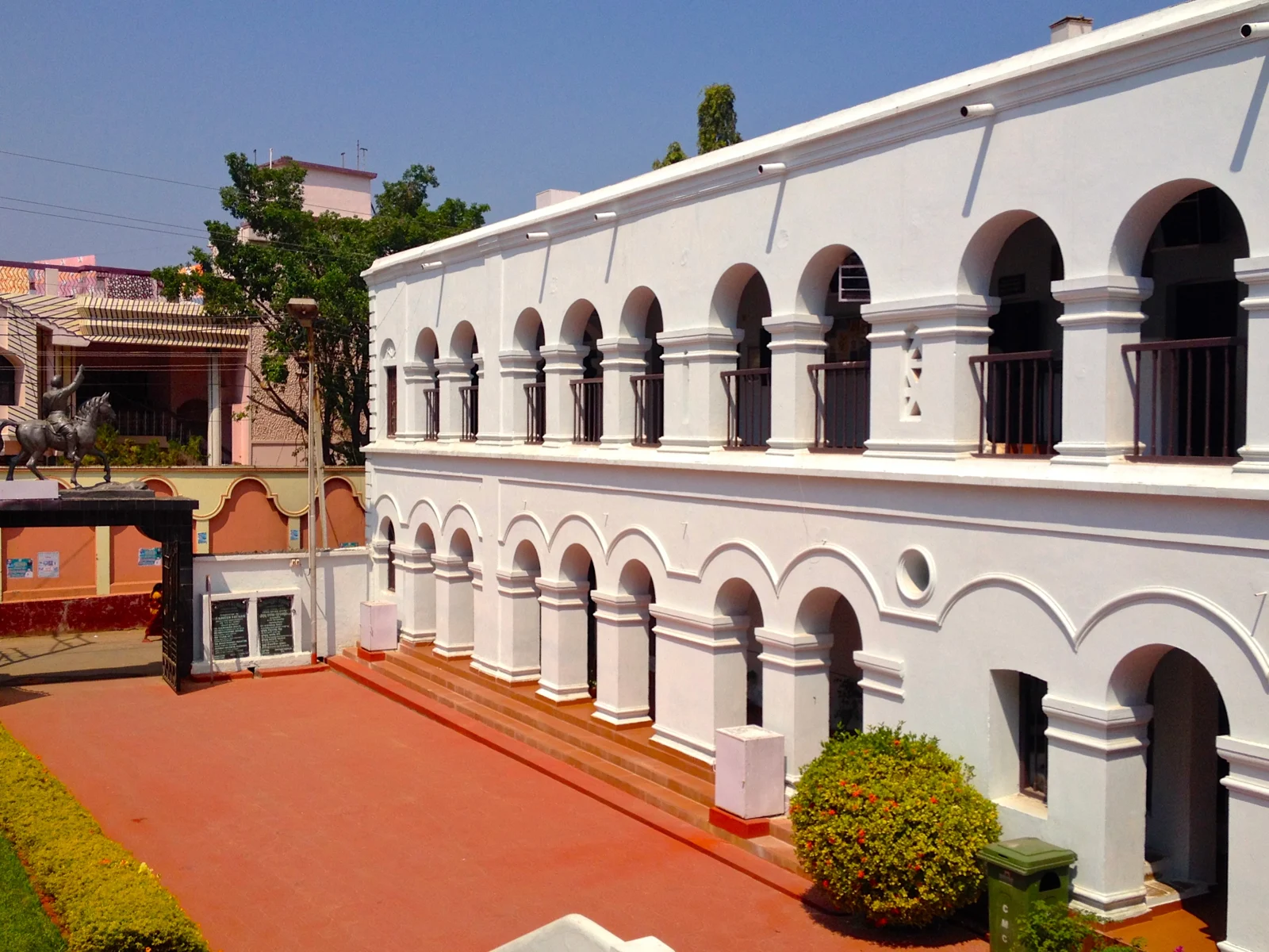 White arches and a courtyard at Netaji Birth Place Museum in Cuttack.